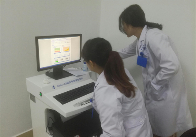 造成骨密度低的原因主要有哪些?年輕人體檢要不要做骨密度檢查?